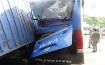 ​Xe đầu kéo húc xe buýt đang dừng, thùng xe lật đè xe máy