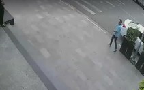 Clip vụ việc hi hữu: Đậu xe hơi rút tiền bị trộm xe