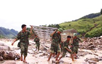Nhờ bộ đội bắc cầu tạm, dân vùng lũ an tâm qua suối