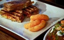 ​Cả ngàn người chờ được ăn món làm từ snack phô mai