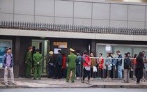​CĐV xếp hàng dài xin visa sang Trung Quốc