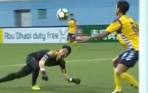 Video clip thủ môn Nguyên Mạnh gãy tay kinh hoàng
