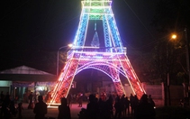 Chiêm ngưỡng 'Tháp Eiffel' đón Noel cao 34m