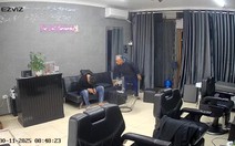 Thanh niên ngồi ghế gục đầu ngủ say như chết khiến cụ ông hú hồn