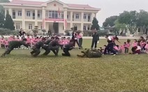 Góc đáng yêu: Các bé về kể kéo co thắng chú bộ đội mà không ai tin