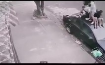 Video hài nhất tuần qua: 6 thanh niên leo lên nóc ô tô khi bị pitbull rượt