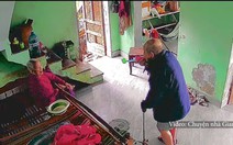 Cụ ông thổi kèn đồ chơi, mua vui cùng vợ lúc tuổi xế chiều