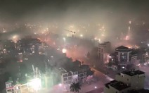 Người dân nổ pháo hoa rợp trời đêm giao thừa