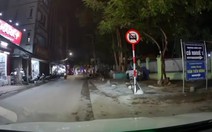 Tài xế quyết không vào đường cấm ô tô, mặc cho khách liên tục xúi dại