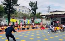 Bác bảo vệ ném kẹo làm rối đội hình đối phương khi kéo co