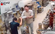 Hai người đàn ông nhìn nhau cười khi làm vỡ lục bình