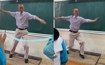 TS Lê Bá Khánh Trình múa phụ họa cho học sinh hát bài "Bụi phấn"