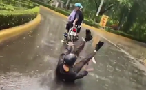 Nam thanh niên bất chấp nguy hiểm trượt trên đường mưa và cái kết 'sấp mặt giữa đường'