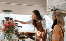 Siêu mẫu 'Indo gốc Việt' Minh Tú bỗng hoá... thánh hài sau 4 tháng mắc kẹt trên đảo