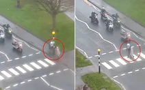 Đoàn biker dừng xe giúp người phụ nữ sang đường