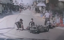 Thanh niên chạy bộ sang đường, húc ngã người đi xe máy