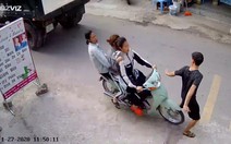 Cô gái chạy xe máy chở 3 tông hất chàng trai lên tay lái