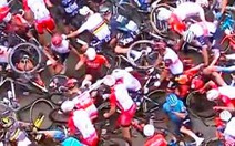 Muốn được lên TV, fan nữ làm té cả đoàn xe Tour de France