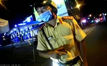 CSGT ân cần chỉ dẫn người dân giấy tờ ra đường ngày giãn cách