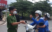 Người phụ nữ ra đường không lý do, thách công an đưa về phường