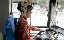 Cô dâu lái xe bus chạy vèo vèo chở họ hàng đến dự đám cưới của mình