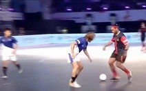 Ronaldinho rê bóng ghi bàn siêu đẳng trên sân futsal