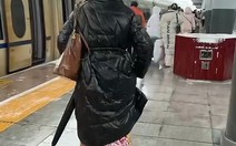 Cô dâu tự đi đến nơi tổ chức lễ cưới bằng... tàu điện