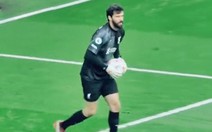 Alisson cà khịa màn câu giờ thủ môn Everton