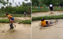 Chàng trai cõng bạn gái vồ ếch khi thi chạy dưới ruộng