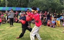 Chàng trai bị hạ knock out khi bịt mắt đấm boxing