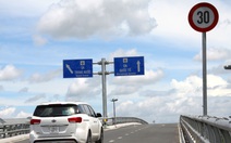 Chuyển biển báo 'rùa bò' vào giữa cầu vượt Tân Sơn Nhất