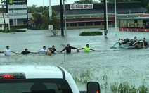 Những tấm lòng nhân ái trong siêu bão Harvey