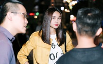 Fashionology Festival: Người mẫu che dù đi catwalk trong mưa