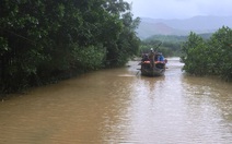 Nước lũ sông Thu Bồn tràn qua cầu cuốn trôi một cụ ông