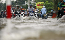 Người dân TP.HCM đầu tuần vất vả vượt ải triều cường lịch sử