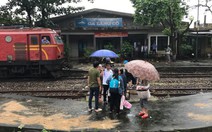 Đá lở, tàu SE3 bị kẹt giữa đèo Hải Vân, đường sắt Bắc Nam ách tắc
