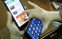 Lướt smarphone liên tục, coi chừng 'ngón tay cò súng'