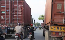 Xe container đậu tràn lan trên đường phố