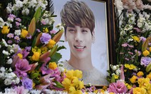 Nghệ sĩ Hàn và fan viếng ngôi sao Kpop Jonghyun (SHINee)