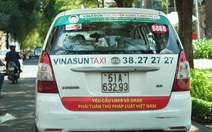 Taxi Vinasun ở Sài Gòn bị yêu cầu tháo bảng phản đối Uber - Grab