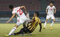 Cầu thủ U-19 Malaysia khiến đồng nghiệp gãy gập chân