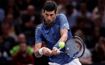 Djokovic ngưng trận đấu, giúp đỡ khán giả bệnh