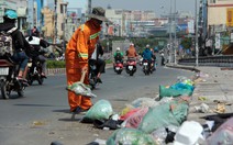 Rác, rác và rác tràn lan đường phố Sài Gòn