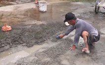 Ông Ba Dân, người vá đường bằng tiền bán vé số