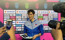 Văn Quyết và Phil Younghusband nhận quà của ban tổ chức AFF Cup 2018