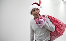 Cựu tổng thống Obama bất ngờ làm ông già Noel đến bệnh viện nhi