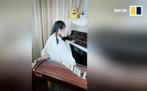 Bé gái 9 tuổi có thể chơi đàn tranh và piano cùng lúc