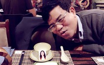 Mang theo ảnh mẹ trong bữa cơm sum họp