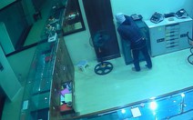 Clip kẻ trộm bịt mặt thủ dao lục lọi tiệm vàng trong đêm