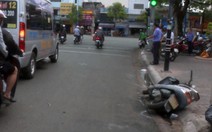 Truy tìm tài xế ôtô kéo lê xe máy gần 1km